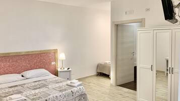 1 camera, una scrivania, ferro/asse da stiro, culla da viaggio