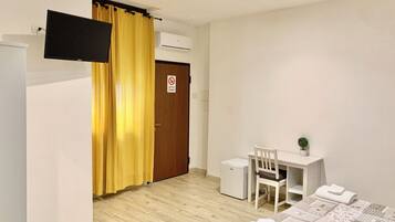 1 Schlafzimmer, Schreibtisch, Bügeleisen/Bügelbrett, Reisekinderbett