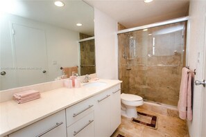 Bathtub, hair dryer, towels, shampoo - Cozy Two Bedroom Retreat by the Sea (Hollywood)
