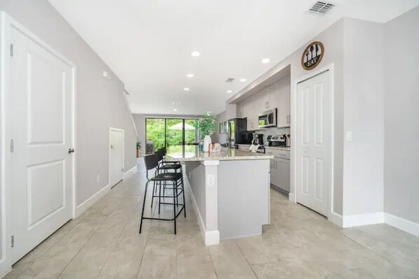 Frigorifero, microonde, forno, piano cottura