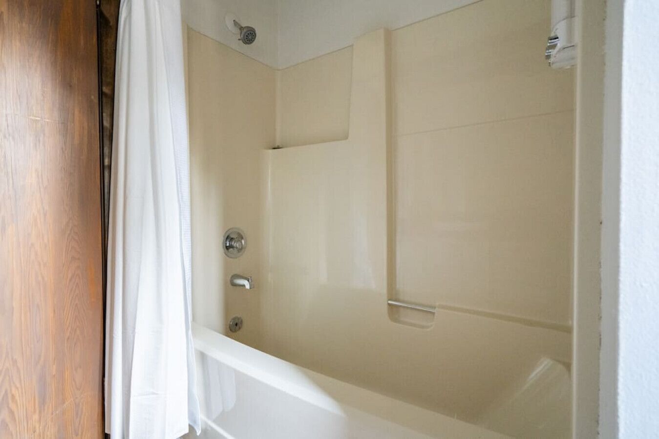 Kylpyhuone, jossa on kylpyamme, suihku ja wc.