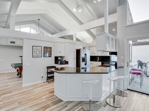 ثلاجة، ميكروويف، فرن، موقد طهي مسطح