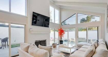 Majestic 4BR/2.5B Home with Mini Golf, Pool, & Billiards