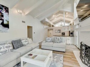 Fernseher, Kamin, Arbeitsbereiche