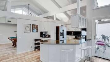 Frigorifero, microonde, forno, piano cottura