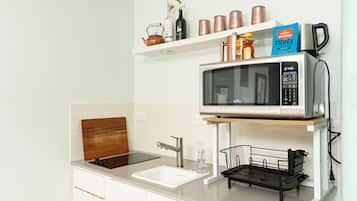 Geladeira, micro-ondas, fogão, cooktop