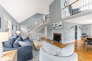 Televisie, een open haard, een tafeltennistafel en een stereo