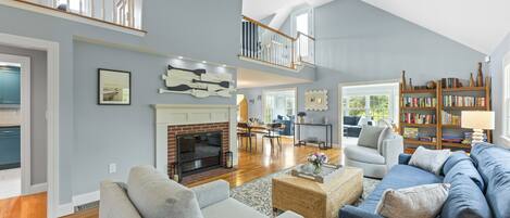 Télévision, cheminée, table de tennis de table, chaîne hi-fi