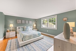 3 bedrooms, iron/ironing board, WiFi, bed sheets - Red Door Retreat in Chatham (Chatham)