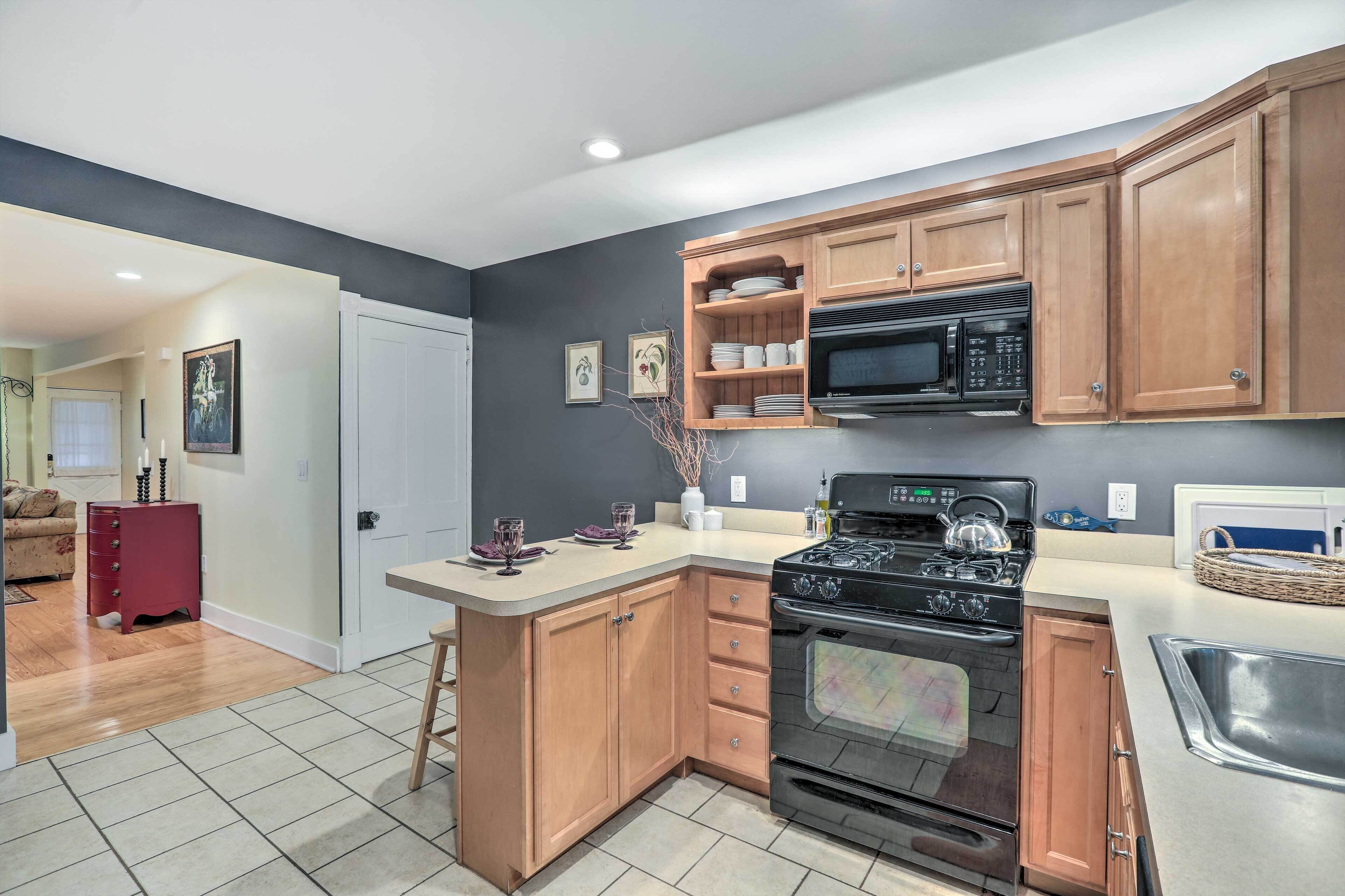 Coffee/tea maker, fridge, microwave, stovetop