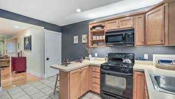 Coffee/tea maker, fridge, microwave, stovetop