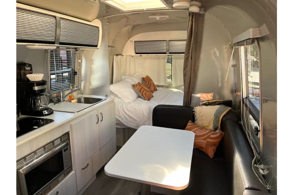 Réfrigérateur, micro-ondes, plaque de cuisson, cafetière/bouilloire