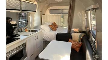 Kühlschrank, Mikrowelle, Herdplatte, Wasserkocher mit Kaffee-/Teezubehör