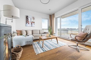 Fernseher, Kamin, Stereoanlage