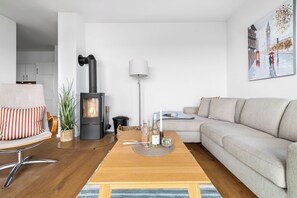 Televisie, een open haard en een stereo