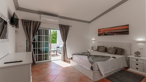 1 chambre, coffres-forts dans les chambres, fer et planche Ă repasser