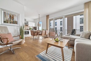 テレビ、暖炉、ステレオ