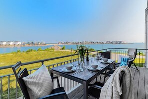 Outdoor dining - "Ocean Star" sea view vacation apartment on the Baltic Sea - 3 minutes' walk to the beach (Olpenitz)