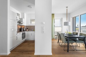 Fridge, microwave, oven, stovetop - "Ocean Star" sea view vacation apartment on the Baltic Sea - 3 minutes' walk to the beach (Olpenitz)