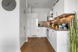 Køleskab, mikrobølgeovn, ovn, kogeplade