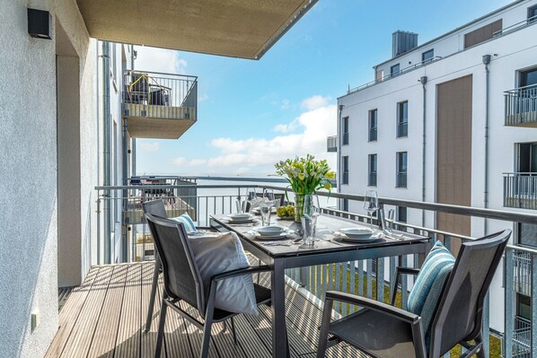 Outdoor dining - "Ocean Storm" Baltic Sea vacation with 3 minutes walk to the beach, fireplace, dog & sea view (Olpenitz)