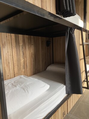 Gemeinsamer Schlafsaal, Gemischter Schlafsaal (1 Bed in 12 Bed Room) | Hochwertige Bettwaren, Daunenbettdecken, Verdunkelungsvorhänge