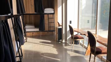 Dormitori compartit, dormitori mixt (1 Bed in 12 Bed Room) | Roba de llit d'alta qualitat, cobrellits i cortines opaques