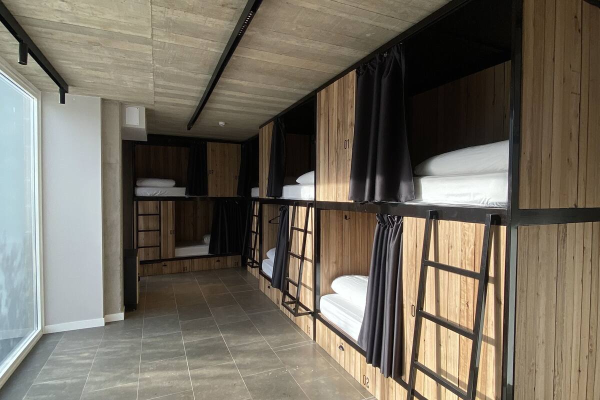 Asrama Umum, asrama campuran (1 Bed in 12 Bed Room) | Seprai premium, selimut bulu angsa, tirai kedap cahaya, dan kedap suara