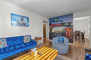 TV connectée, cheminée, livres, médiathèque