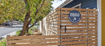 Indigo Bungalow w/AC, Fully Fenced Yard, W/D, Garage, 3 Smart HD TVs,  Fast WiFi