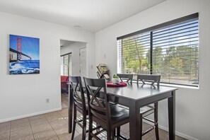 Dining - Blushing Bungalow w/AC, Fenced Yard, W/D, Garage, Fast WiFi, 3 Samsung Smart TVs (Flagstaff)