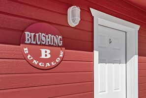 Exterior detail - Blushing Bungalow w/AC, Fenced Yard, W/D, Garage, Fast WiFi, 3 Samsung Smart TVs (Flagstaff)