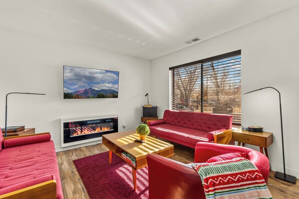 Smart TV, fireplace, books, music library - Blushing Bungalow w/AC, Fenced Yard, W/D, Garage, Fast WiFi, 3 Samsung Smart TVs (Flagstaff)