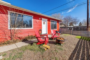Terrace/patio - Blushing Bungalow w/AC, Fenced Yard, W/D, Garage, Fast WiFi, 3 Samsung Smart TVs (Flagstaff)
