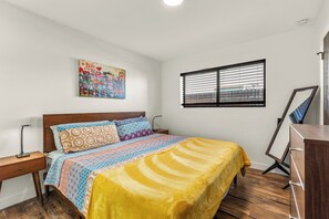 2 habitaciones, tabla de planchar con plancha y cuna de viaje 