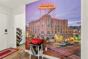 Interior - Blushing Bungalow w/AC, Fenced Yard, W/D, Garage, Fast WiFi, 3 Samsung Smart TVs (Flagstaff)