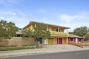 Exterior - Lovable Loft w/AC, Large Balcony, King Beds, W/D, Garage, 3 Smart TVs, Fast WiFi (Flagstaff)