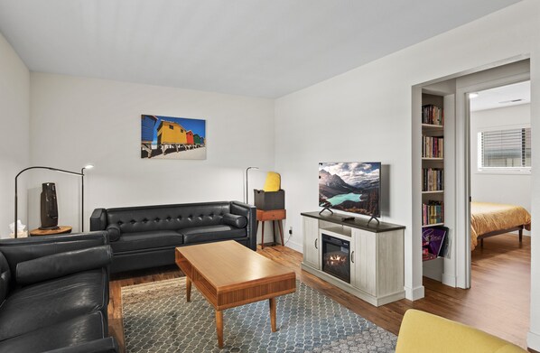 Smart TV, fireplace, books, music library - Lovable Loft w/AC, Large Balcony, King Beds, W/D, Garage, 3 Smart TVs, Fast WiFi (Flagstaff)