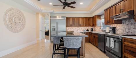 Køleskab, mikrobølgeovn, ovn, kogeplade