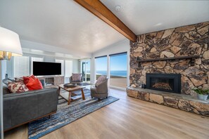 Smart TV, fireplace - Beachfront home just steps to the sand with sweeping views from your deck! (Lincoln City)