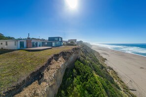 Exterior - Beachfront home just steps to the sand with sweeping views from your deck! (Lincoln City)