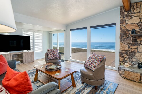 Smart TV, fireplace - Beachfront home just steps to the sand with sweeping views from your deck! (Lincoln City)