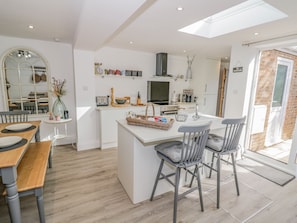 Cottage | Private kitchen | Dishwasher, cookware/dishes/utensils
