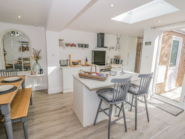 Refrigerador, lavavajillas, tetera/pava eléctrica, tostadora