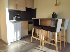 Fridge, oven, stovetop, coffee/tea maker