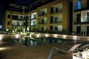 Outdoor pool - Spacious Luxury Apartment at Embassy Gardens. (Accra)