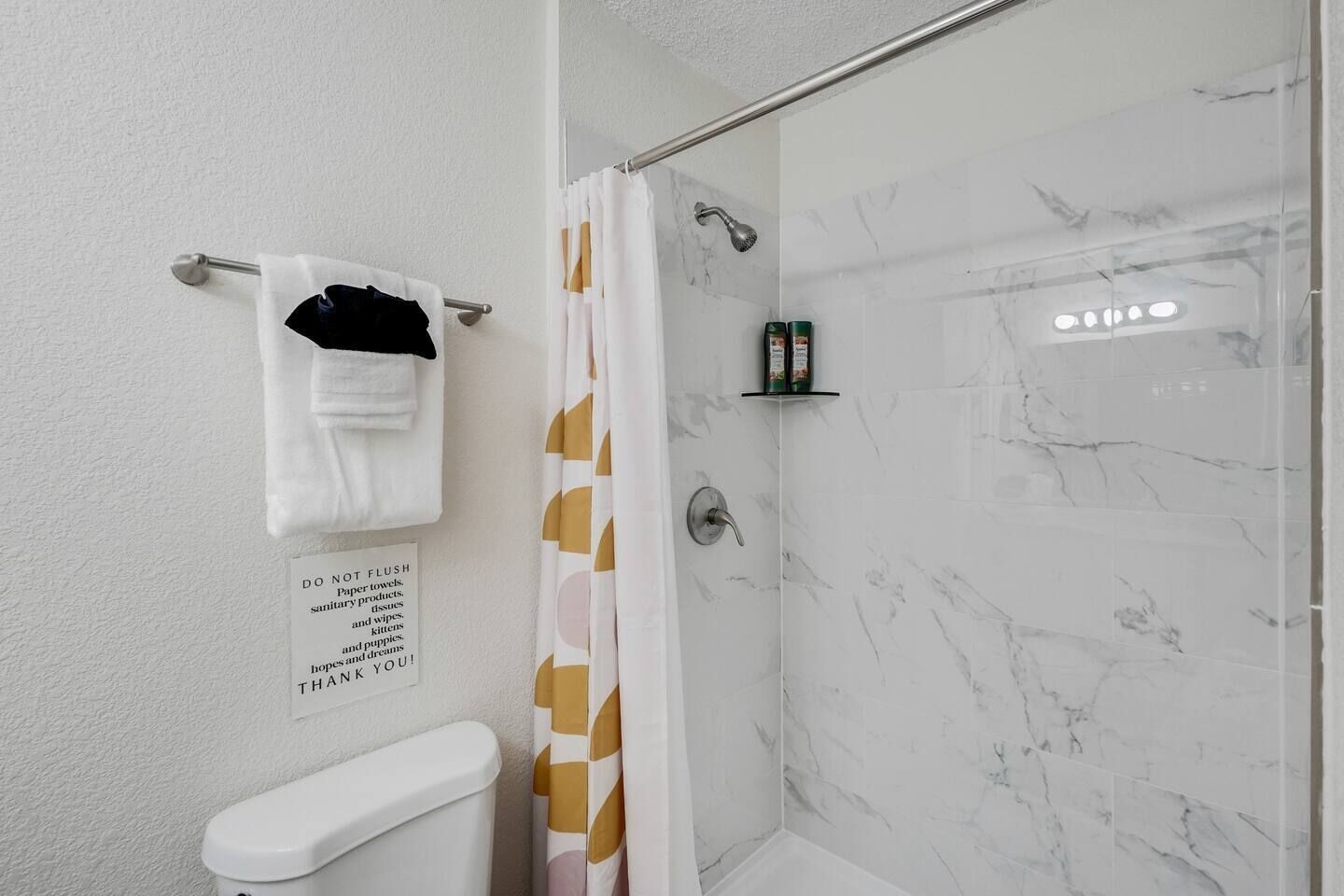 Combined shower/tub, hair dryer, towels
