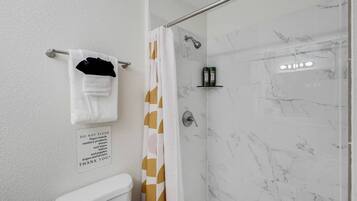 Combined shower/tub, hair dryer, towels