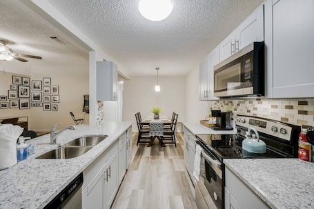 Fridge, microwave, oven, stovetop. *The Urban Solace* Garage! Arcade! King Bed! 《NTFX》