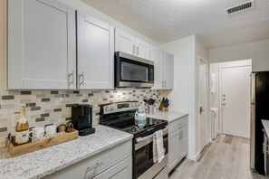 Geladeira, micro-ondas, fogão, cooktop